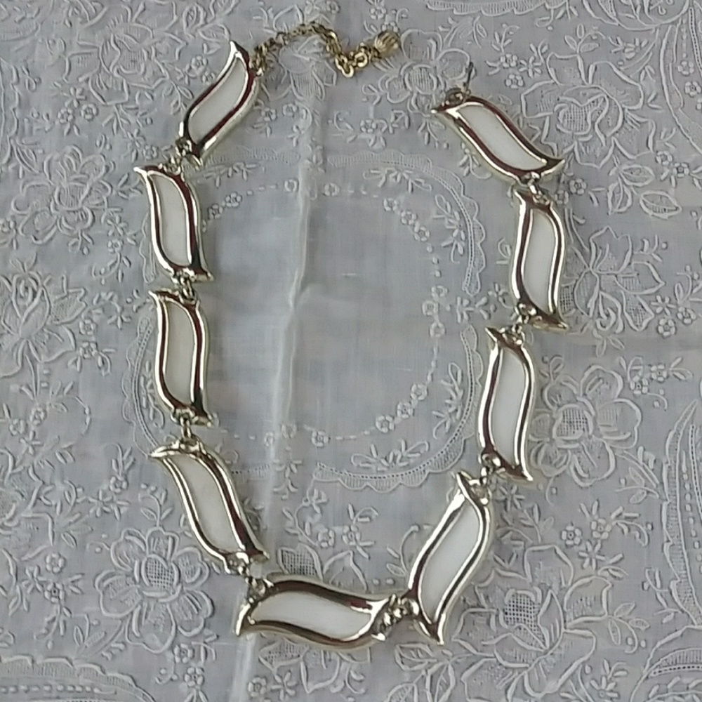 2 VINTAGE 1940'S - 1960'S CHOKER NECKLACES (Thermoset) - Picture 4 of 6